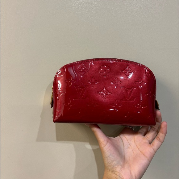 LOUIS VUITTON
Vernis Cosmetic Pouch Pomme D'Amour - Picture 3 of 4